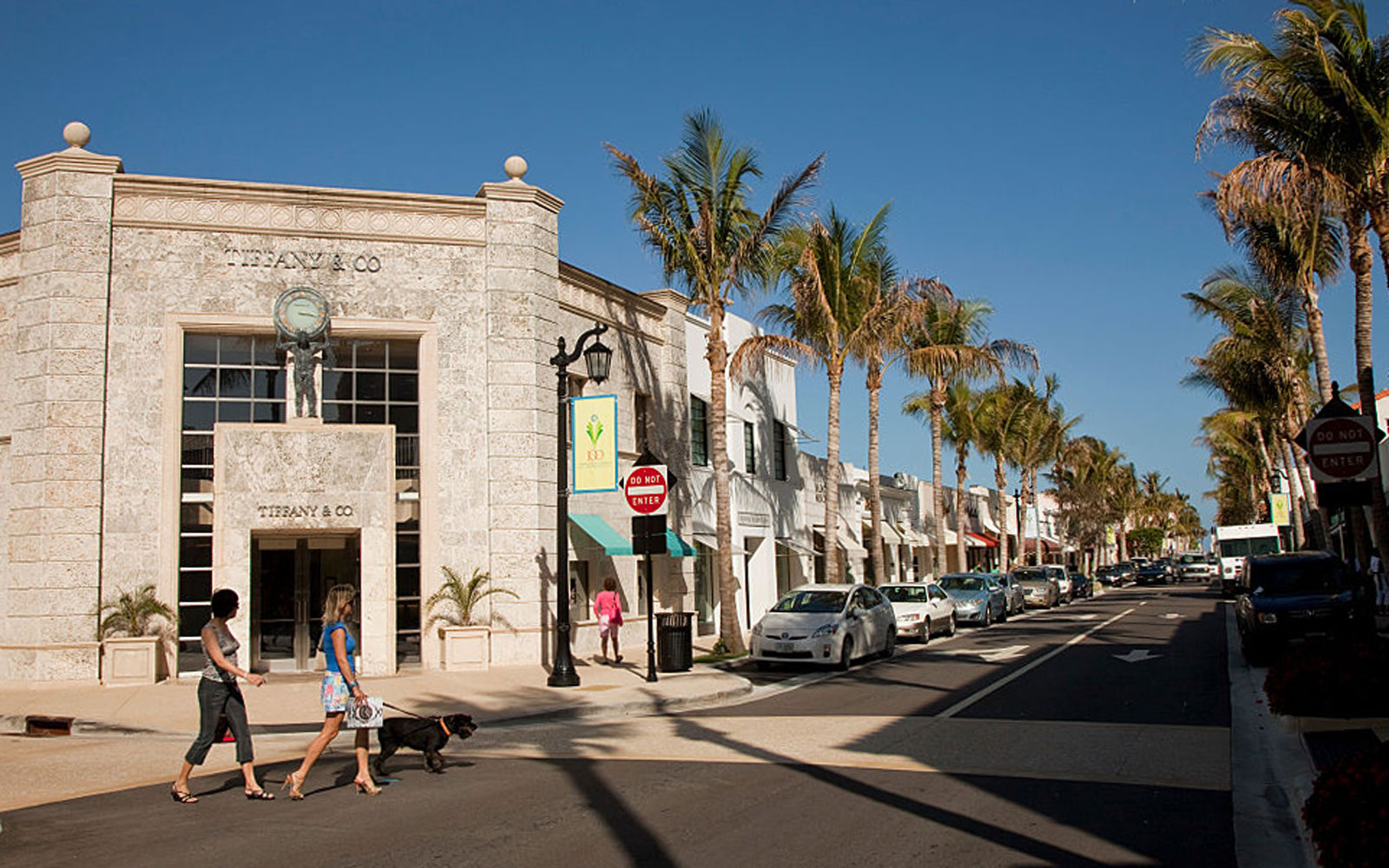 Luxury shops along Worth Avenue in Palm Beach, Florida. (USA Stock